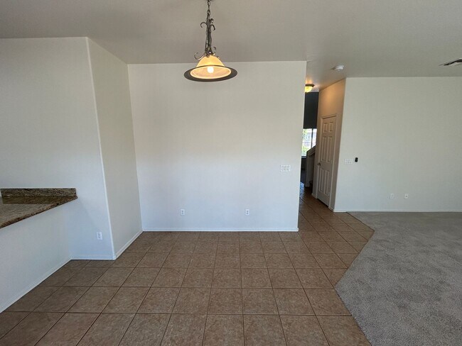 Building Photo - Fantastic 3 bedroom room with loft and 2.5...