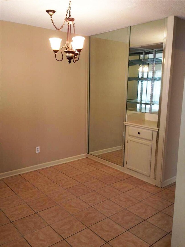 Dining Room - 103 Williamsburg Cir