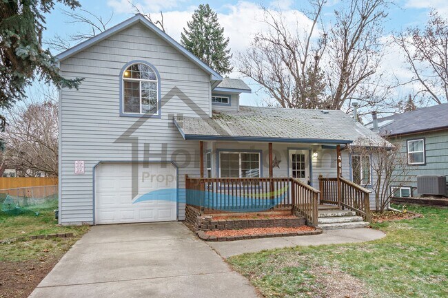 Foto del edificio - 3-Bedroom 2-Bathroom Home with Attached 1-...