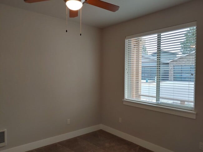 Building Photo - Beautiful Low Maintenance Home in Gated Co...