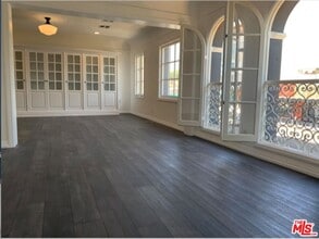 Building Photo - 619 S La Brea Ave