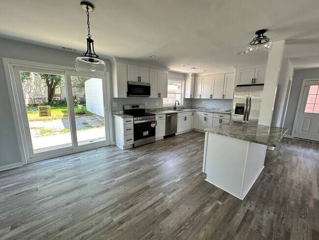 Building Photo - 2054 Parkview Ave