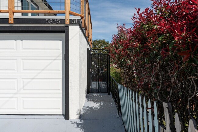 Building Photo - 5825 Bayview Ave