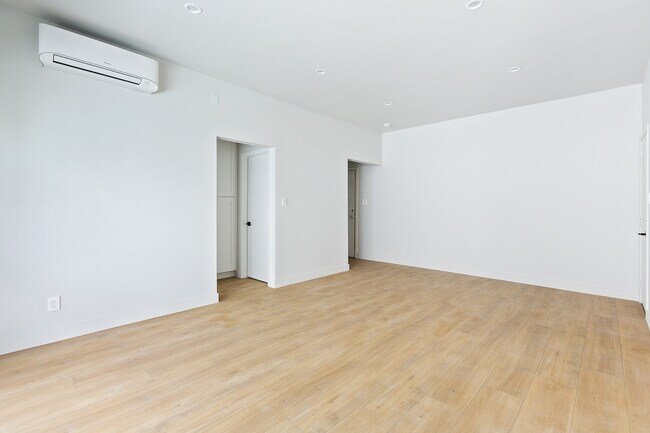 Foto del edificio - 7223-7229 Willoughby