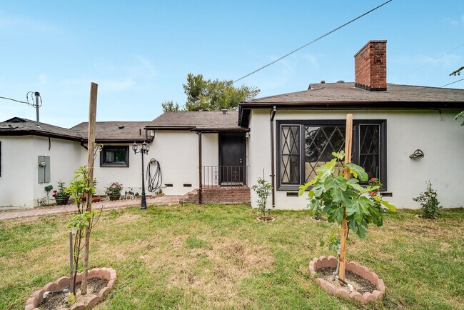 Foto del edificio - 7035 Longridge Ave