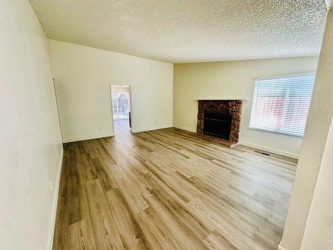 Building Photo - 1212 Junction Dr