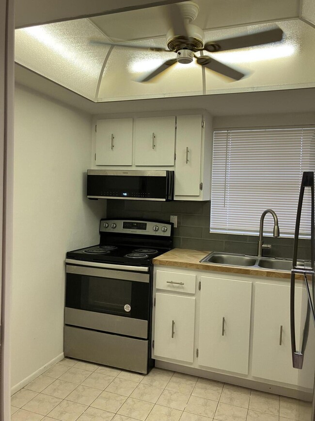 Foto del edificio - 5483 Cresthaven Blvd