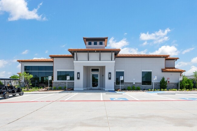 Building Photo - Mansions at Oak Point
