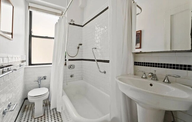 Building Photo - 205 W 54th St