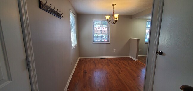 Building Photo - 487 Glencoe Ct