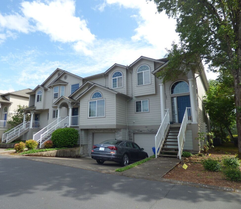 Building Photo - 3 Bed Lakeside Townhouse in Gated Community