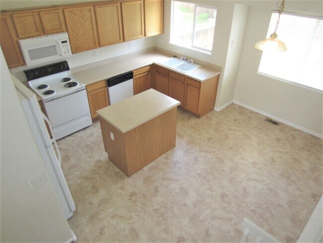 Building Photo - Make this lovely house your new home on Ta...
