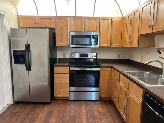 Building Photo - 2 Bedroom duplex with fenced yard and 1 ca...