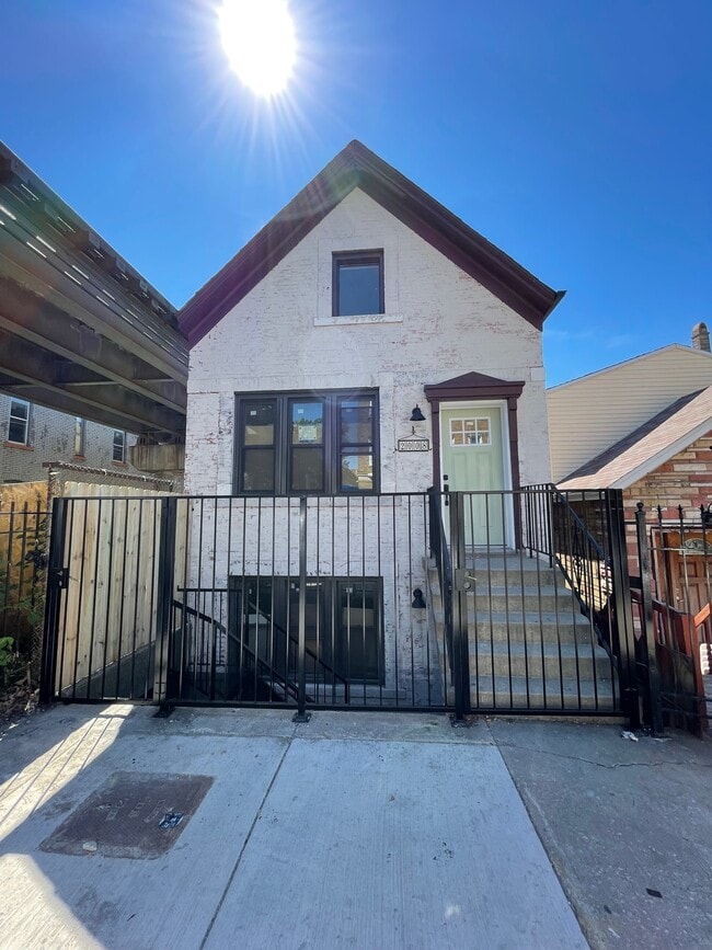 Overview - 2008 S Leavitt St