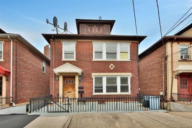 Primary Photo - 711 Grand Ave