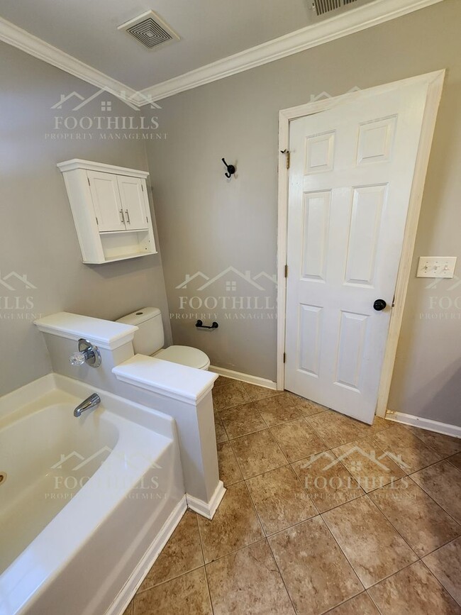 Foto del edificio - Beautiful 3-Bedroom Brick Home with Sunroo...