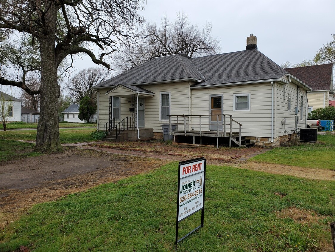 Primary Photo - 200 N Humbolt Ave