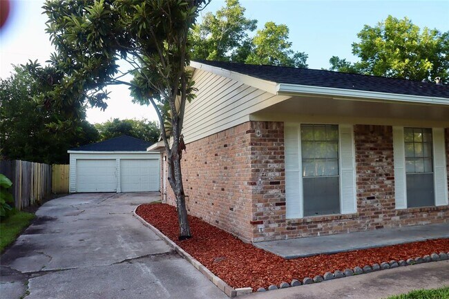 Foto del edificio - 6122 Heatherbrook Dr