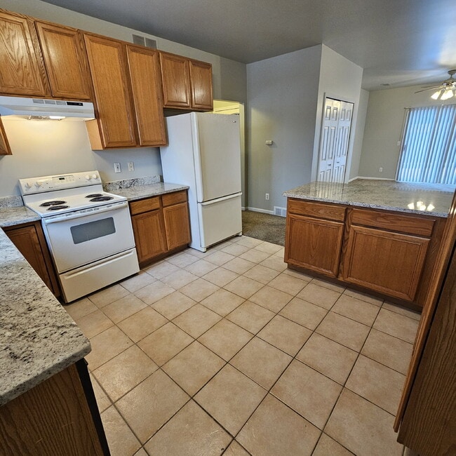 Foto del edificio - 2 Bed / 2 Bath Condo with In-Unit Laundry, Granite Countertops, Ceiling Fans, All Appliances, Car...