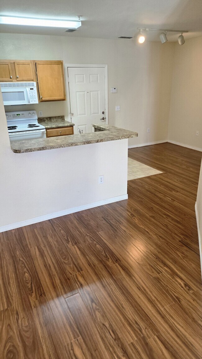 Foto del edificio - 5555 E Michigan St