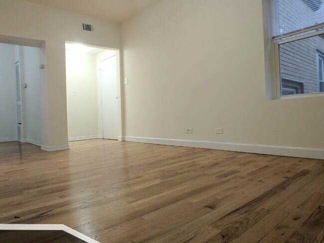 Foto del edificio - 2349 N Drake Ave