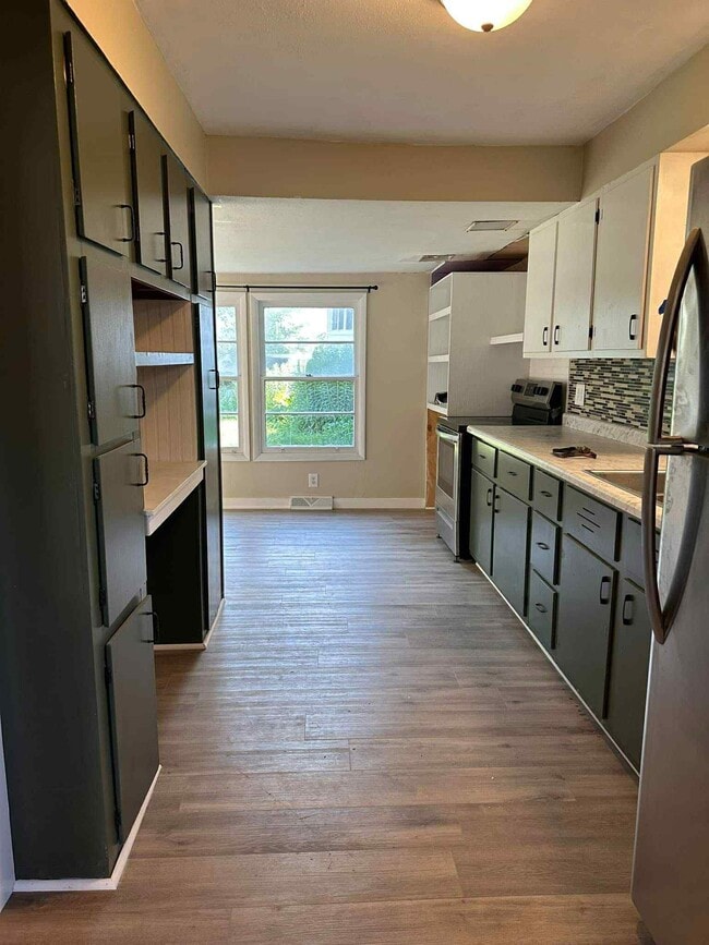 Building Photo - 634 First St