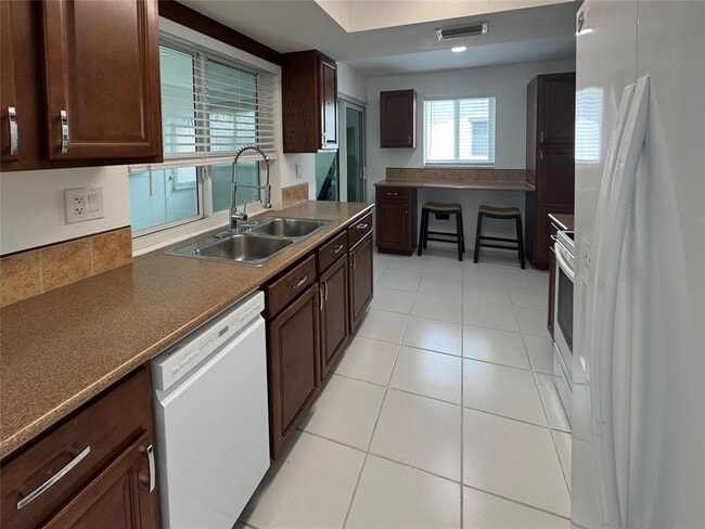 Foto del edificio - 310 Leisure Blvd