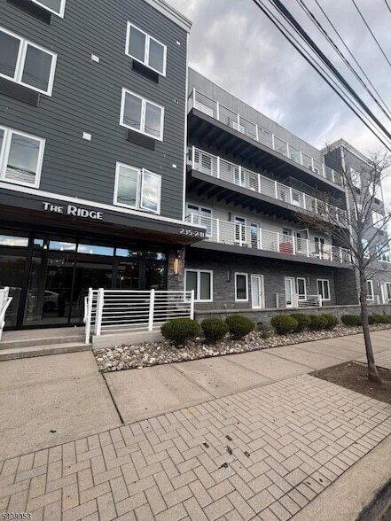 Foto del edificio - 241 Ridge Rd