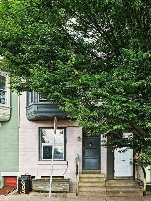 Foto principal - Coming Soon - Spacious 5 Bedroom, 1 Bath H...
