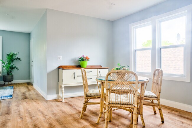 Dining area - 742 Janette Av