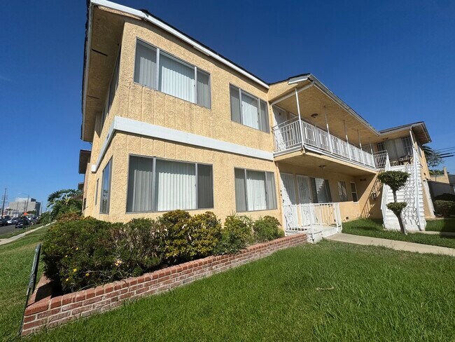 Foto del edificio - 2419 W Imperial Hwy