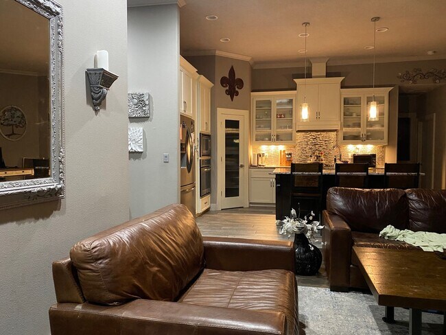 Foto del edificio - VIDEOTOUR: Executive-Style Custom Home, Incredible Quality! PETS WELCOME