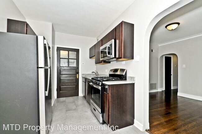 Building Photo - 3856 W Diversey Ave