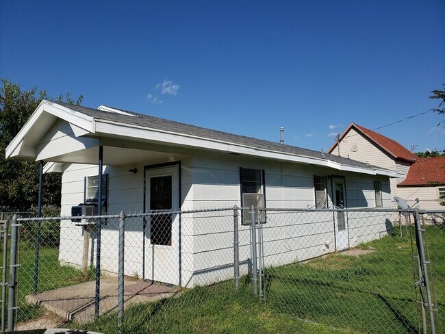 Building Photo - Nestled in the heart of Shawnee!