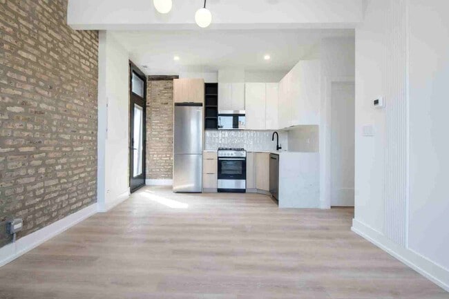 Building Photo - 1039 W Byron St