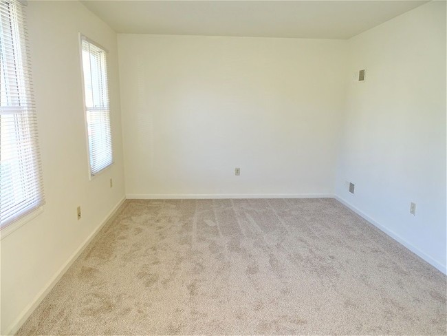 Building Photo - 128 Village Ct