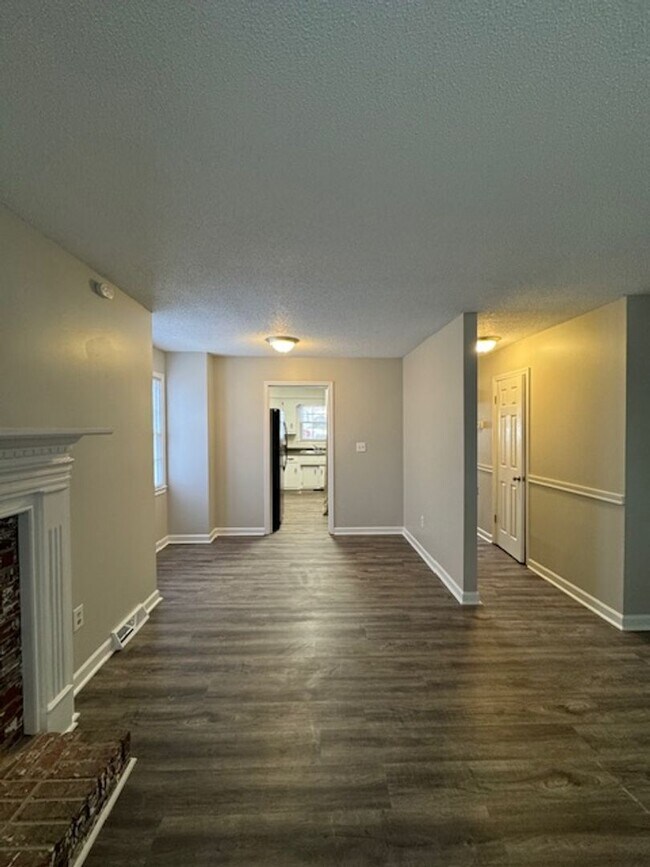 Building Photo - Great Location ! This 2 bedrooms, 1.5 bath townhome is conveniently located in Greer close to sho...