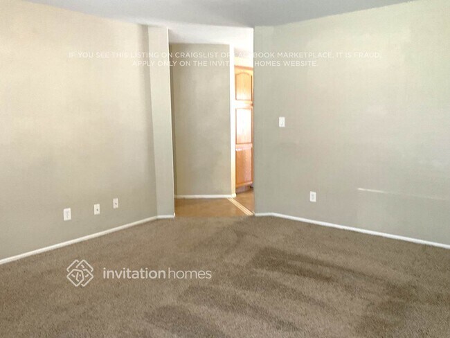 Building Photo - 811 E Hillview Cir