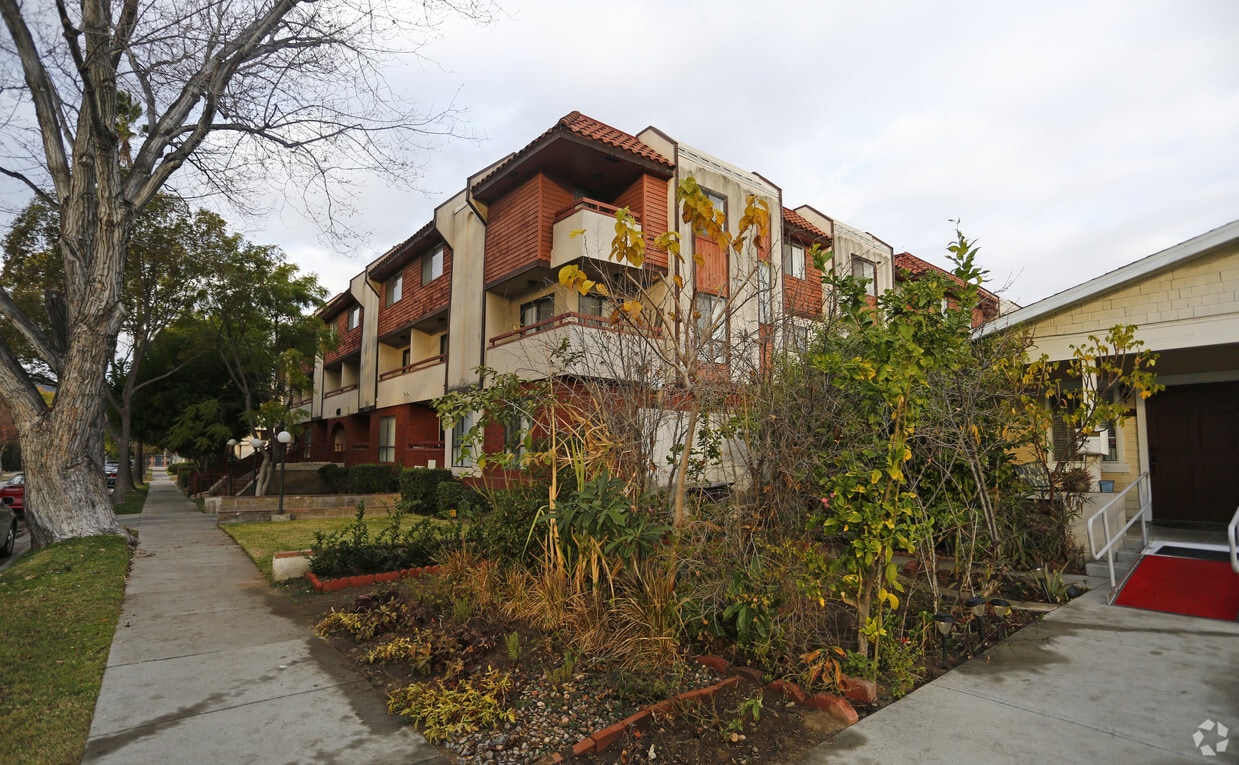 Building Photo - 409 W Lomita Ave