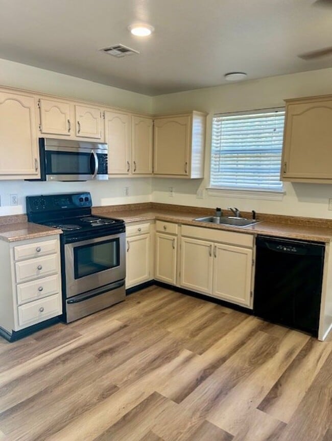 Building Photo - House 3 Bedroom,2 Bath On Lake Ramsey Rd