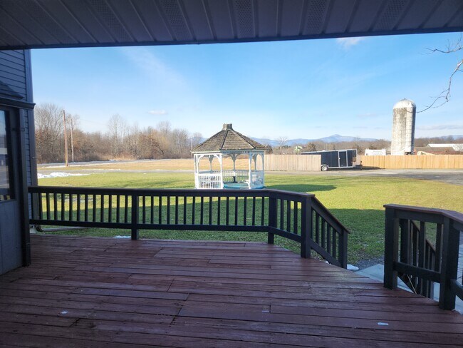 Foto del edificio - 235 Lasher Rd