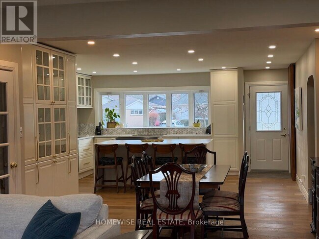 Photo du bâtiment - 15 Lakeview Ave