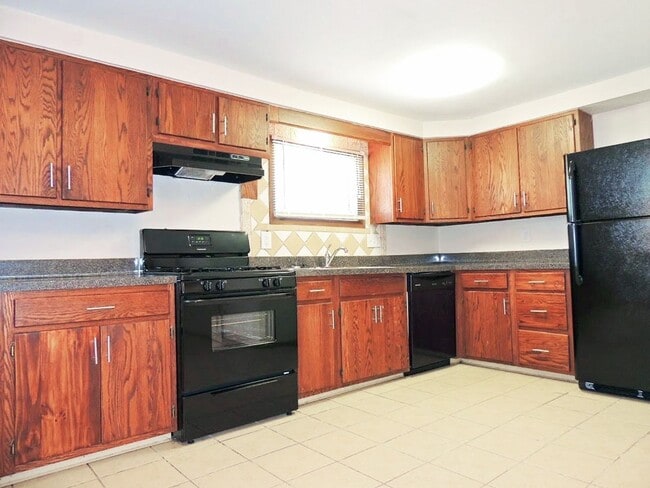 Foto del edificio - 4 Bed - 1.5 Bath Colonial for Rent in Euclid!