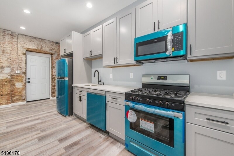 Foto principal - 831 Elizabeth Ave