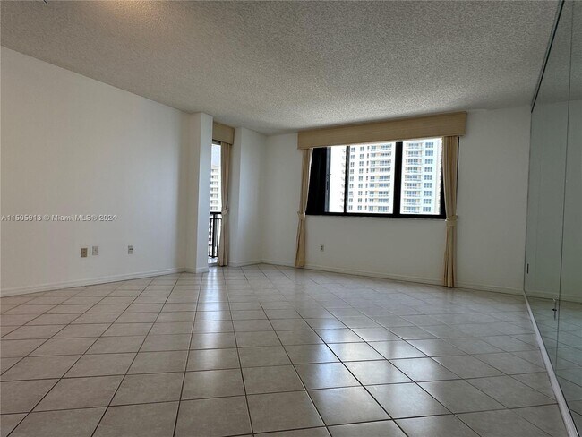 Building Photo - 540 Brickell Key Dr