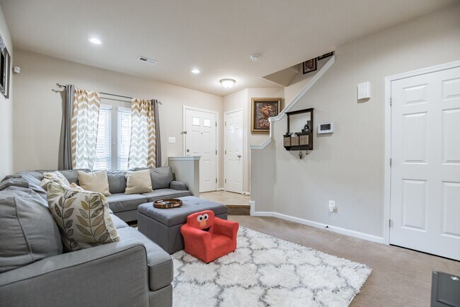 Foto del edificio - 3 Level, 3 Bed, 3.5 Bath Townhome in bustl...