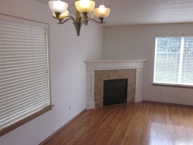 Building Photo - Spacious 4 bedroom row house in convenient...