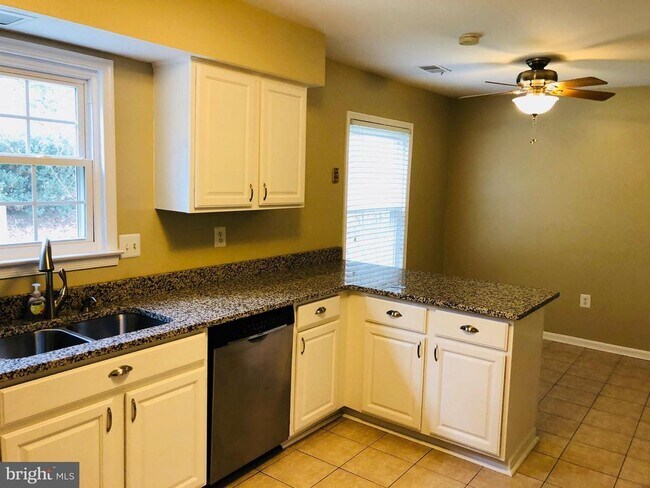 Foto del edificio - 15860 Montview Dr