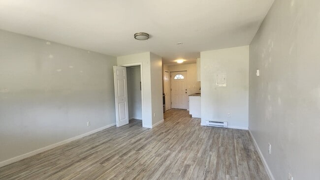 Foto del edificio - 127 Cosey Beach Ave