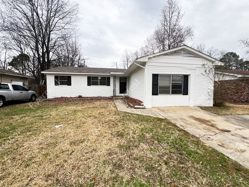 Primary Photo - 5520 McClellan Dr